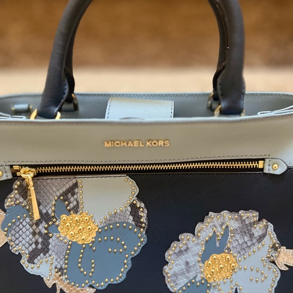Michael Kors Hailee Navy Floral Medium Satchel NWT - Picture 2 of 9